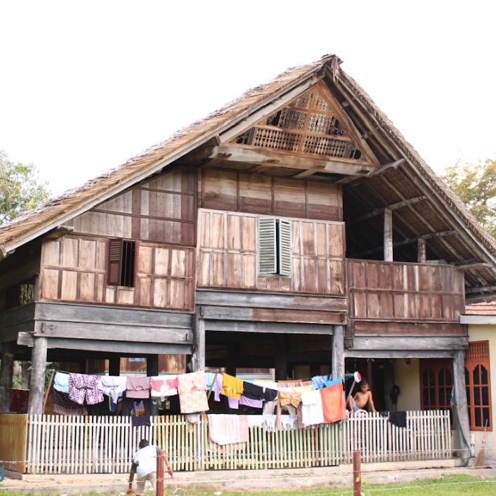 Rumah adat adalah Rumoh Aceh 